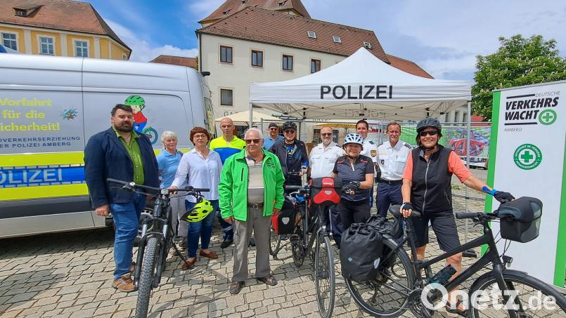 Bürgermeister Stefan Frank (links), Vertreter der Polizei und der Verkehrswacht kamen mit Passanten auf dem Luitpoldplatz ins Gespräch. Bild: Rosalia Wendl/exb