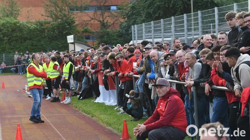 Enttäuschte Gesichter gab es bei den Fans des TSV Waldershof nach der Relegationsniederlage gegen den FC Neuenmarkt auf dem Gelände des TSV Bad Berneck. Bild: Hans Wunder