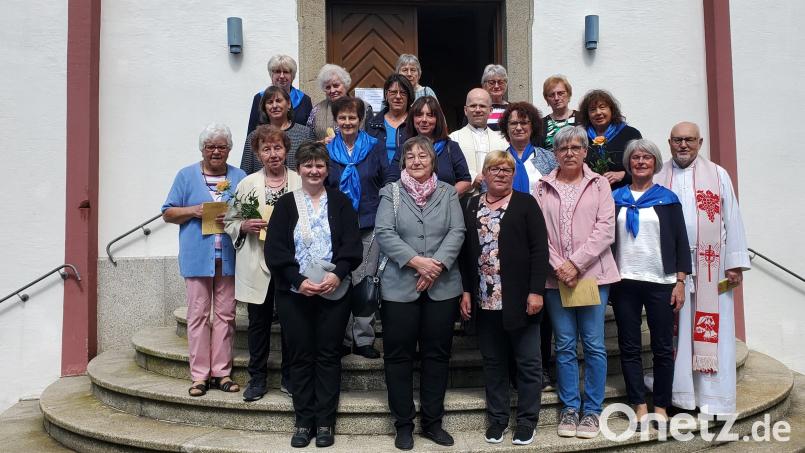 Bei der Ehrung des Frauenbunds Mähring waren dabei: (von links, vordere Reihe) Gertrud Völkl, Rosa Schöner, Resi Beer, Maria Beer, Gerlinde Grillmeier, Roswitha Riedl, Erna Weis, Pfarrer Anton Witt; (mittlere Reihe, von links) Angela Kaiser, Annemarie Müller, Marianne Schicker, Elisabeth Mayer, Pfarrer Armin Maierhofer, Monika Sommer und Olga Luft; (hinten, von links) Brigitte Hoffmann, Inge Weber, Jutta Langner, Monika Müller und Christa Kilian. Bild: Frauenbund Mähring/exb