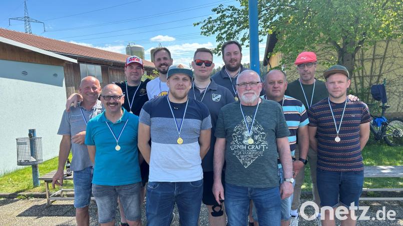 Die siegreichen Teilnehmer des jüngsten Asphaltstockturniers des EC Konnersreuth mit Vorsitzendem Florian Härtl (Sechster von links). Bild: Holger Schmidt/exb