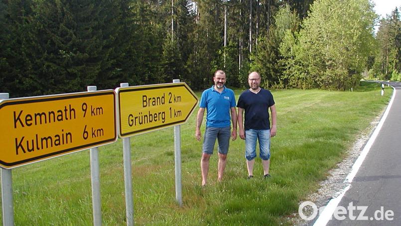 Wenn Stefan Jungnickl (links) und Manfred Bayer bei Frankenreuth an der Einmündung nach Ebnath vorbeikommen, werden Bilder an das schreckliche Ereignis im Oktober 2022 wach. Hier wurden sie zu Lebensrettern. Bild: ld
