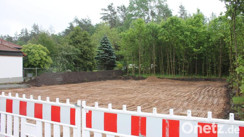 Der Humus auf dem künftigen Pechhofer Spielplatzgelände ist abgetragen, bis September soll die Spieloase fertig sein. Bild: bjp