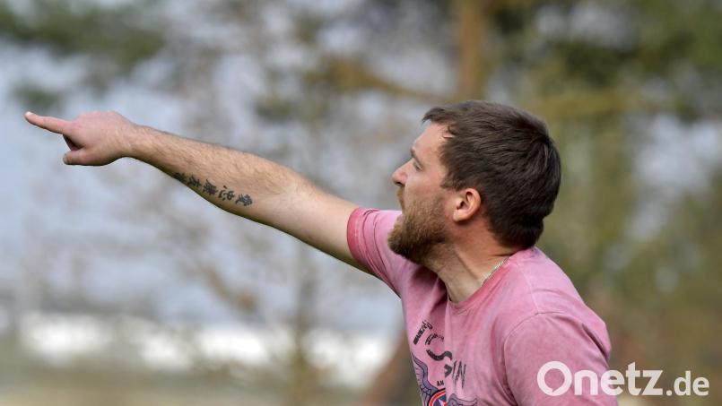 Simon Eisinger, Trainer der Bayernliga-Fußballerinnen des TSV Theuern, hat seinen Vertrag um ein Jahr verlängert. Archivbild: Hubert Ziegler