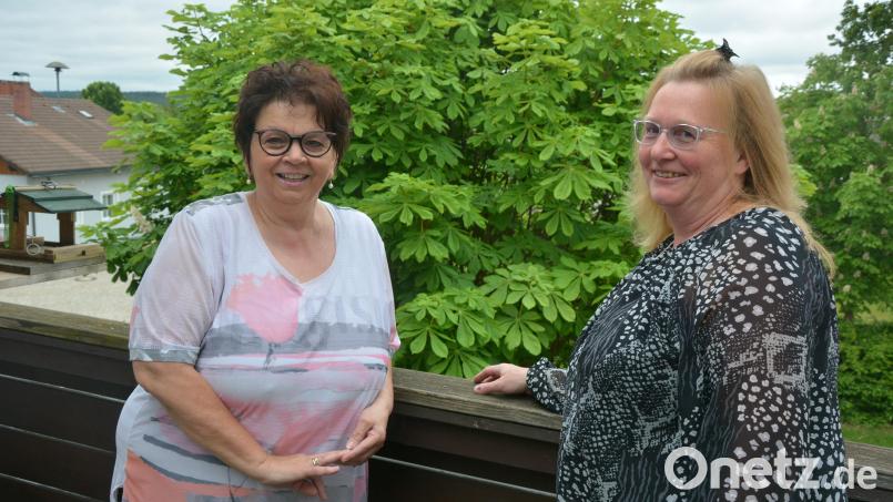16 Jahre lang war Christa Wölfl (links) Familienbeauftragte der Marktgemeinde Konnersreuth, aus gesundheitlichen Gründen trat sie jetzt zurück. Zu ihrer Nachfolgerin wurde Andrea Schwägerl bestimmt. Bild: jr