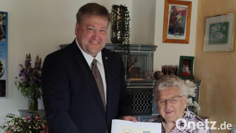 Bürgermeister Stefan Braun gratuliert Maria Neger zum 90. Geburtstag. Bild: aun