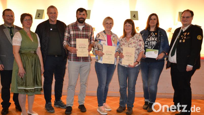Schützenmeisterin Claudia Kraus (Zweite von links) ehrte treue Vereinsmitglieder und Gauschützenmeister Stefan Brandmiller (rechts) zeichnete das langjähriges Vorstandsmitglied Gabi Zimmermann (Zweite von rechts) aus. Bürgermeister Helmut Meindl (Dritter von links) gratulierte und dankte im Namen des Marktes Moosbach. Bild: gi