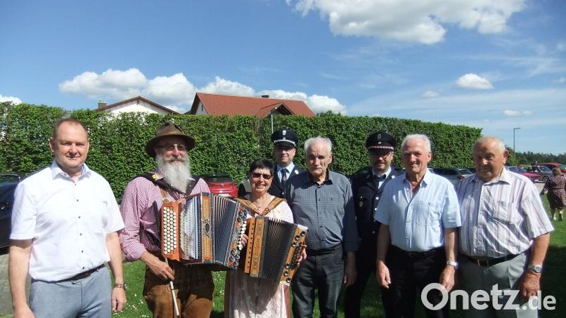 Der Jubilar Josef Mulzer (Fünfter von links) freut sich über die Glückwünsche anlässlich seines 80. Geburtstags (von links): Bürgermeister Erich Meidinger, die Bierfilzl-Muse mit Karl-Heinz und Monika, Josef Mulzer und seine Brüder Heinrich und Konrad. In der hinteren Reihe Matthias Wirth und Max Koller (von links) als Vertreter der Pittersberger Feuerwehr (von links). Bild: gm