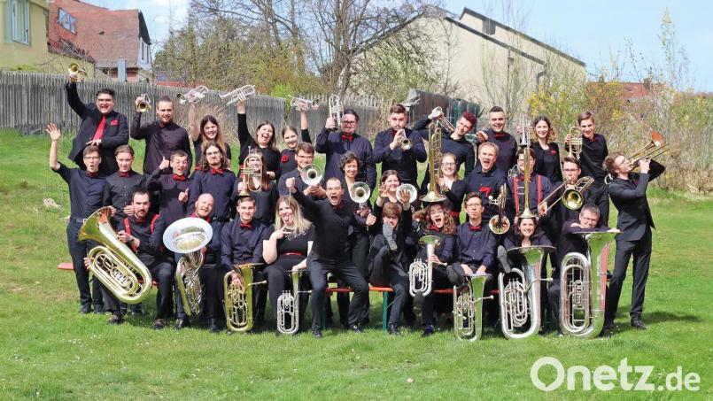 Die Evolution Brass Band Regensburg spielt im Rahmen der Kulturwochen am 15. Juni ein Picknickkonzert im Schwarzenfelder Schlosspark. Bild: Evolution Brass/exb