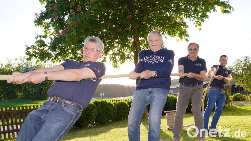 Die vier bisherigen Präsidenten in der 41-jährigen Geschichte der Seilzieher der Fahrenbergauswahl ziehen gemeinsam am Seil: Werner Ertl, Hans Laubmeier, Paul Völkl und Michael Stahl (von links). Bild: fvo