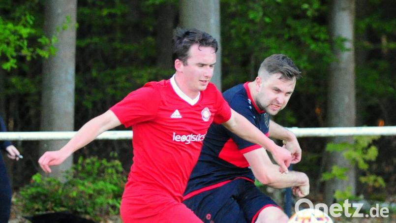 Der ASV Waldsassen (rechts Lucas Ernstberger) und die SpVgg Wiesau (rechts Tim Bächer) kämpfen in der Kreisliga-Relegation um den Klassenerhalt. Archivbild: Schrems