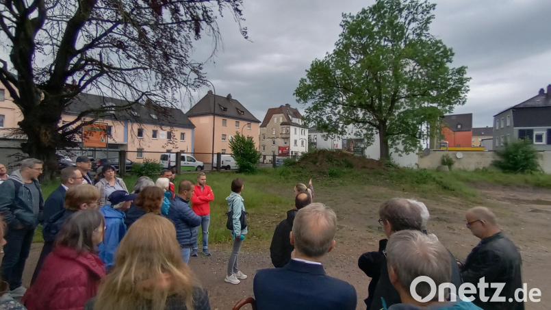 Blick vom Bürgerbräugelände in Richtung Bahnhofstraße: Hier soll ein Ärztehaus die Baulücke schließen. Die Rotbuche (links) wird als ortsbildprägender Baum erhalten. Stadt, Planer und der Bauherr informieren in einer ersten Bürgerbeteiligung. Bild: Hladik