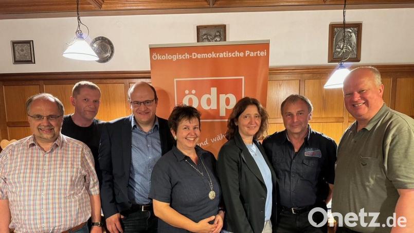 Der Vorstand (von links): Josef Witt, Christian Schmid, Christoph Zollbrecht, Susanne Witt, Marianne Badura, Günter Neumann und Klaus Mrasek. Bild: Claudia Zollbrecht/exb