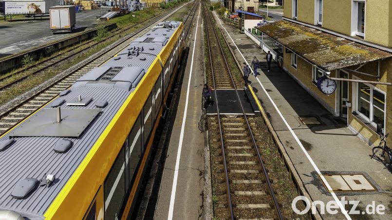 Bislang müssen am Bahnhof Wernberg die Fahrgäste zum Bahnsteig Richtung Schwandorf das Gleis überqueren. Bild: Hösamer