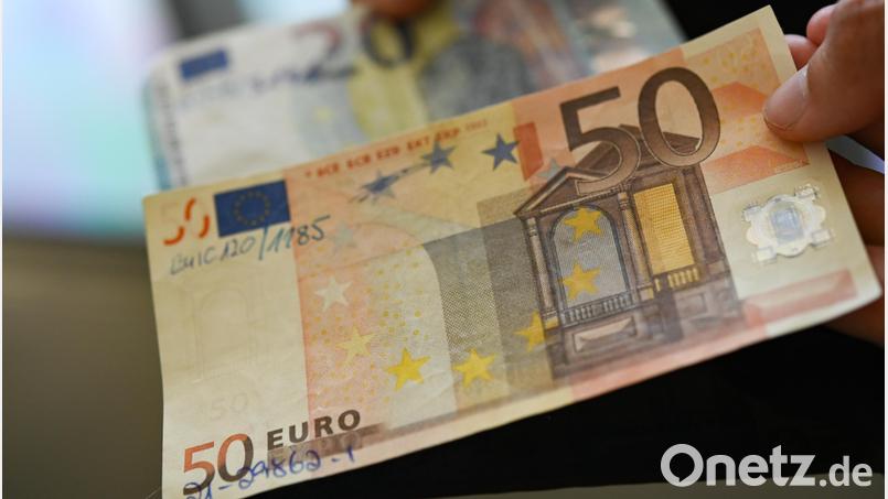 Ein falscher 50-Euro-Schein auf der Regensburger Dult brachte die Ermittlungen ins Rollen. Symbolbild: Arne Dedert/dpa