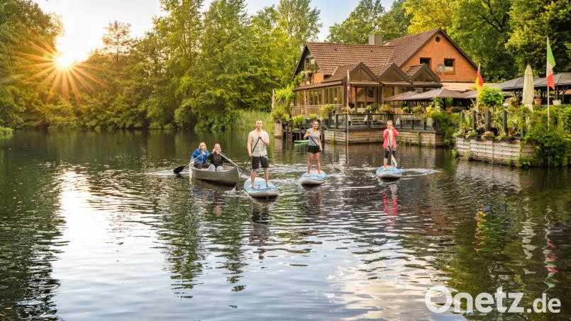 Übungssache: Je öfter man auf dem SUP-Board steht, desto sicherer wird man. Bild: Max Wiesenbach/dpa