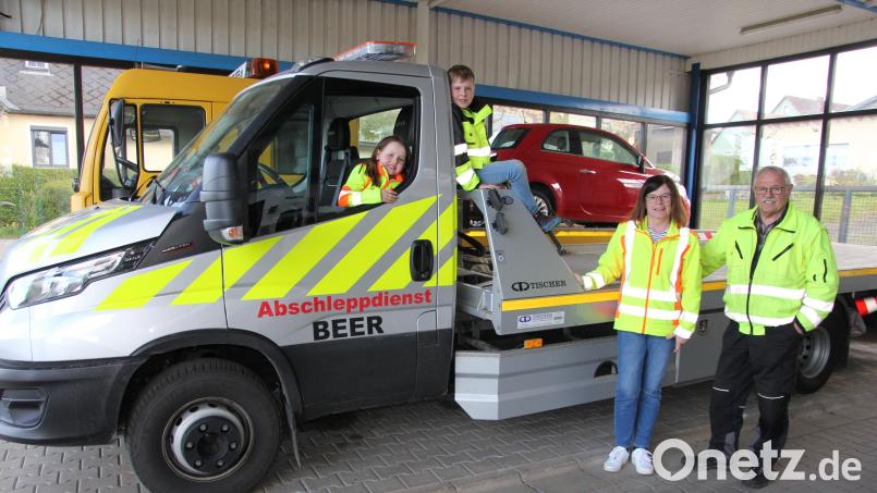 Den Abschleppdienst von Edgar und Isolde Beer gibt es seit 35 Jahren. Auf dem Foto ist das Ehepaar zusammen mit seinen größten Fans zu sehen: den Enkelkindern Mathilda und Jonathan. Bild: kro