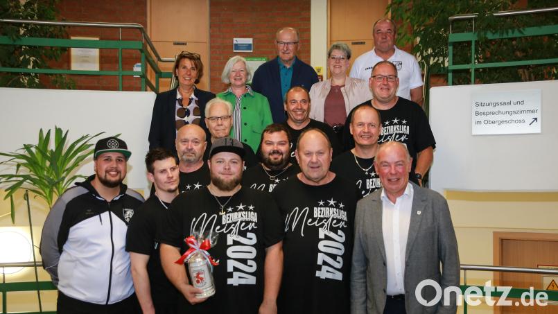 Die Kegler des TSV Kümmersbruck steigen in die Bezirksoberliga auf. Dazu gratuliert ihnen Bürgermeister Roland Strehl (vorn, rechts) bei einem Empfang im Rathaus. Bild: egl