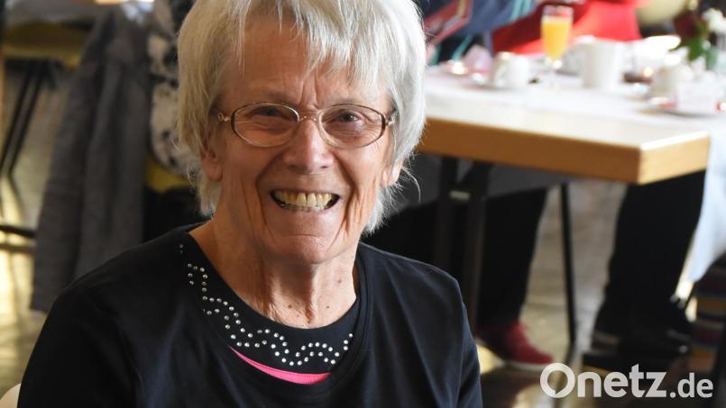 Irma Gerl feierte 2021 in der Stadthalle ihren 80. Geburtstag. Die Überraschungsparty hatte Tochter Regina mit einem Helferteam ausgerichtet. Archivbild:  Gelis Fotostudio