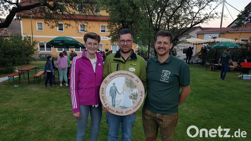 Hart umkämpft war die Hochzeitsscheibe der Brautleute Julia und Jonas Weiß bei den Etzgersriether Schützen. Die Scheibe gewann Christian Ach (Mitte). Bild: gi