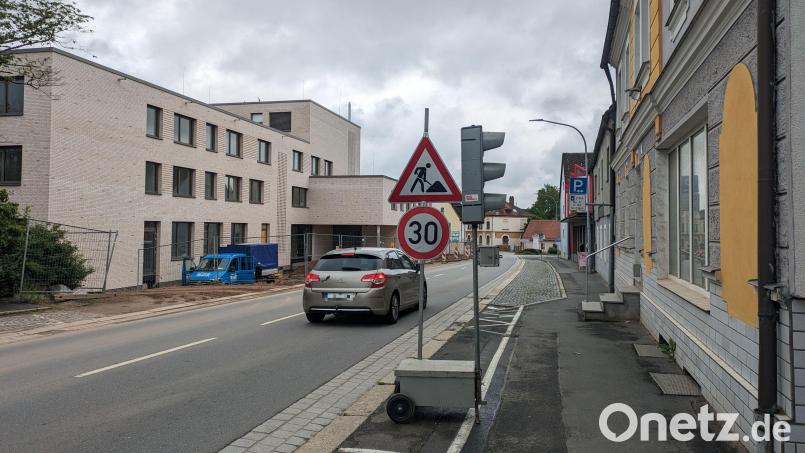 Am Freitagmittag sind die Ampeln an der Egerer Straße in Waldsassen von der Fahrbahn ausgeschaltet worden. Ab Montag, wenn auf der Baustelle beim Behörden-Neubau wieder gearbeitet wird, soll der Verkehr dann ohne Ampeln zweispurig unter Einbezug des Parkstreifens fließen. Bild: pz