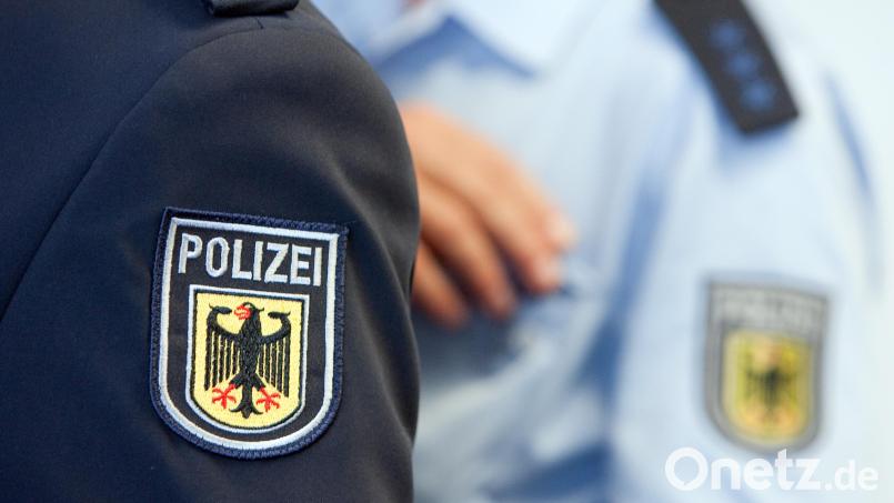 Beamte der Bundespolizei Waidhaus vollstreckten bei der Kontrolle von Fernreisebussen drei Haftbefehle. Bild: Friso Gentsch/dpa