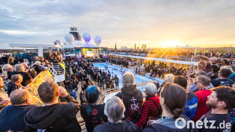 Auch auf dem Oberdeck werden während der Full Metall Cruise Konzerte gespielt. Bild: Vincent Grundke/dpa