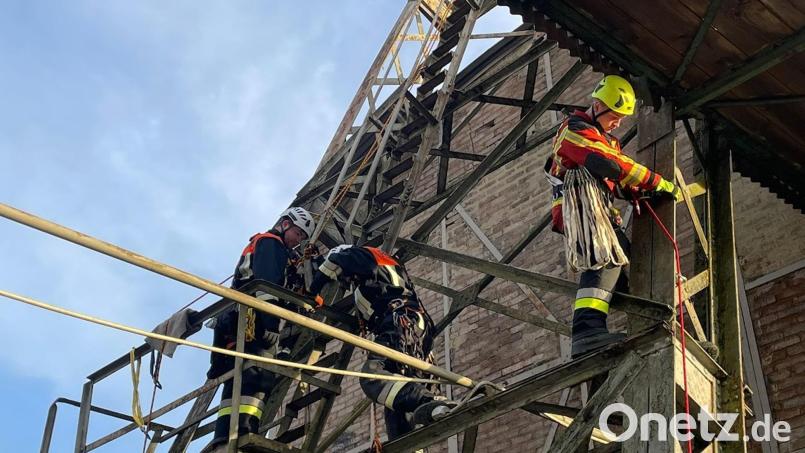 Der sichere Tritt bei Höhenrettungen wurde geübt. Bild: Feuerwehr Auerbach/exb