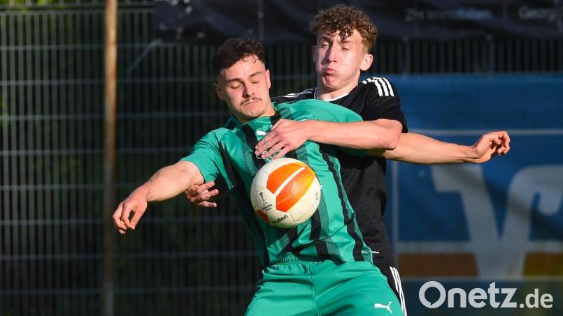 Die SpVgg Ruhmannsfelden hatte scheinbar alles im Griff, doch in den letzten 30 Minuten drehten Max Wittmann (vorne) und der FC Weiden-Ost die Partie noch zu ihren Gunsten. Bild: G. Büttner