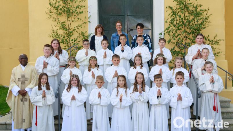 Die Erstkommunion für die 17 Kinder war in der Pfarreiengemeinschaft Griesbach/Großkonreuth ein Festtag. Pfarrer Dr. Charles Ifemeje (links) dankte den Tischmüttern Maria Venzl, Heidi Schertler und Marina Weiß (hinten von links) für die Vorbereitung der Kinder. Bild: Foto Hummer/exb