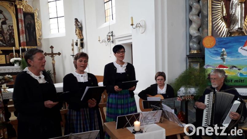 Die Birgländer Sängerinnen und die Stubenmusik wirkten in der Maiandacht mit. Bild: dod