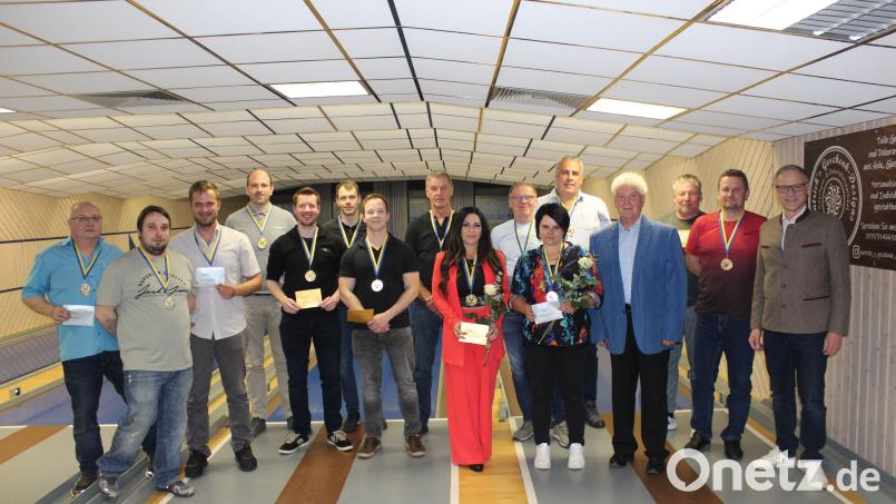 Die Gewinner der 62. Waldsassener Stadtmeisterschaft im Kegeln mit Bürgermeister Bernd Sommer (rechts) und Peter Preisinger vom Ausrichter SKC Bavaria Fortuna Waldsassen (Vierter von rechts). Bild: Andreas Koch/exb