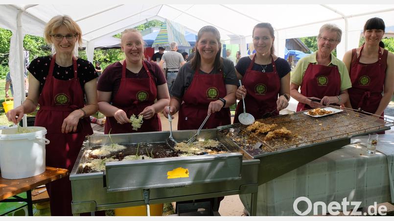 Goldbraune Hollerküchel sind die Spezialität des Flosser Festes im Kreislehrgarten. Die Damen des Obst- und Gartenbauvereins sind Experten im Ausbacken der Blütendolden. Archivbild: le