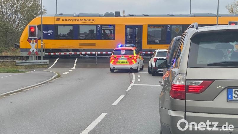 Warten am Nabburger Bahnübergang: Mit einer Verlegung der Bahnlinie in einen Tunnel ließen sich alle Probleme am besten lösen, meint eine Stadtratsmehrheit. Diese Lösung wurde in der Planfeststellung aber nicht geprüft. Bild: Wilhelm Amann