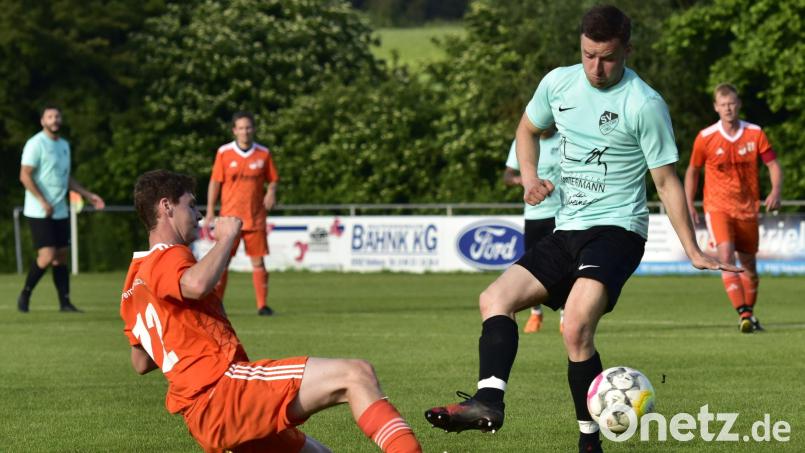 Andreas Holzgartner (rechts) und die Diendorfer haben gegen die SG Pemfling/Katzbach mit 0:1 verloren. Bild: ham
