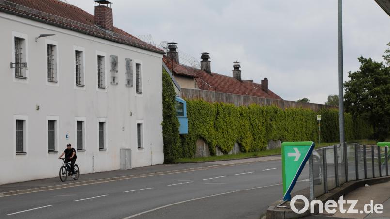 Die Justizvollzugsanstalt in Amberg. Immer wieder wird hier versucht, Häftlinge mit sogenannten Überwürfen von außen mit Drogen zu versorgen. Bild: Wolfgang Steinbacher