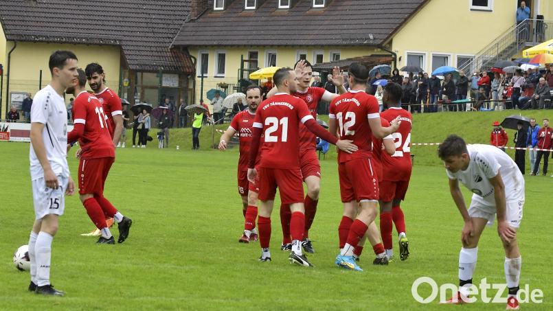 Jubel bei den Spielern des TSV Tännesberg (rote Trikots) nach dem klaren 4:0 im Relegationsspiel gegen den TSV Königstein, während die Königsteiner (weiße Trikots) restlos bedient sind. Bild: Hubert Ziegler