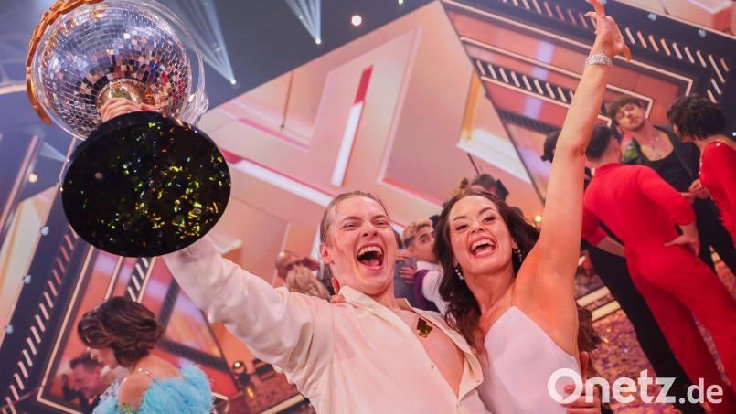 Der Favorit Gabriel Kelly, Sänger, freut sich mit Tanzpartnerin Malika Dzumaev über den Sieg und den Titel „Dancing Star 2024“. Bild: Rolf Vennenbernd/dpa