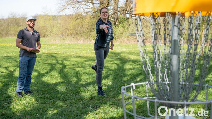 Anfänger erzielen schnell Erfolge. Mit etwas Übung landet die Scheibe im Korb. Bild: Marina Gube