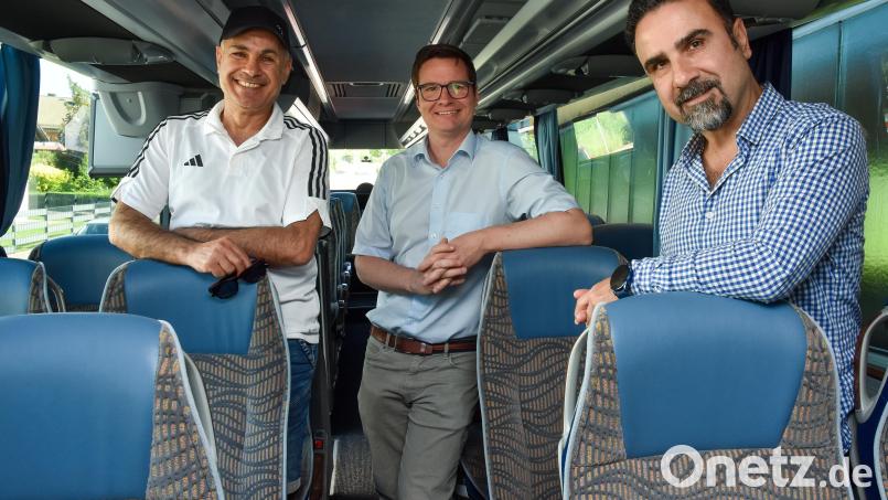 Ahmed Alkhatib (links) und Fourat Younes (rechts) mit ihrem Chef Jörg Bruckner. Bild: Stephan Huber