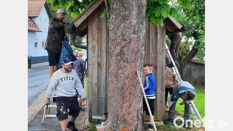 Viel Spaß hatten die fleißigen Helfer bei der Reinigungsaktion des Häringloher Bushäuschens. Bild: wwl