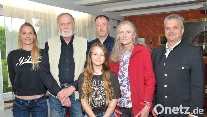 Gerlinde und Karl-Heinz Kallmeier (Zweite von rechts und Zweiter von links) gehen seit 50 Jahren gemeinsam durchs Leben. Helena (vorne) ist die einzige Enkelin und der ganze Stolz der Großeltern. Bürgermeister Andreas Wutzlhofer (rechts) und Pfarrvikar Ronald Liesaus (Mitte) gratulierten zum Jubiläum . Bild: dob