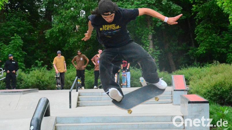 Regen macht den Skate-Wettbewerb am Weidener Jugendzentrum zu einer rutschigen Angelegenheit. Bild: Kunz