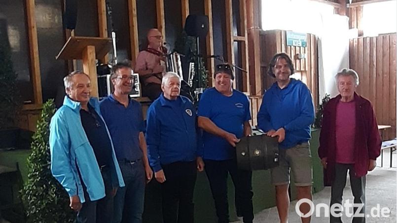 Bei der Preisverleihung nahm Wanderwart Alfons Dobmann (Dritter von rechts) das 20-Liter-Fass für den Verein entgegen Bild: myd