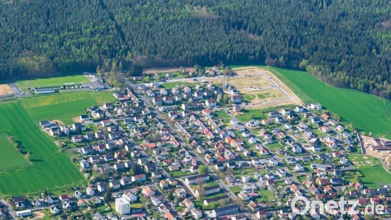 Mit der Erweiterung (oben rechts) des Baugebiets Zieglerrang in Waldsassen ist die letzte noch verbliebene Fläche zwischen vorhandener Bebauung und dem Waldrand geschlossen worden. Die Aufnahme entstand Mitte April, als die Muttonestraße noch nicht asphaltiert war. Bild: mür