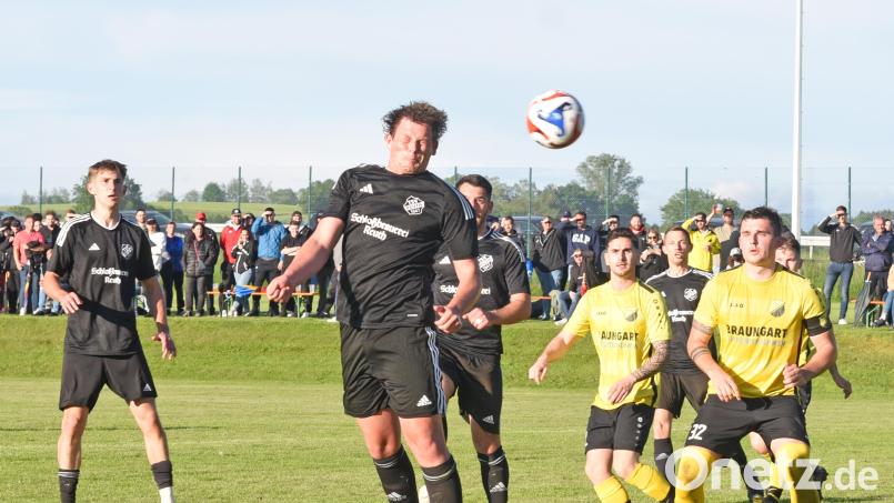 Die Entscheidung im Relegationsspiel zwischen dem TSV Reuth und der SpVgg Windischeschenbach (2:0): Fabian Höcht (vorne) köpft völlig unbedrängt zum Endstand ein. Bild: Gebert