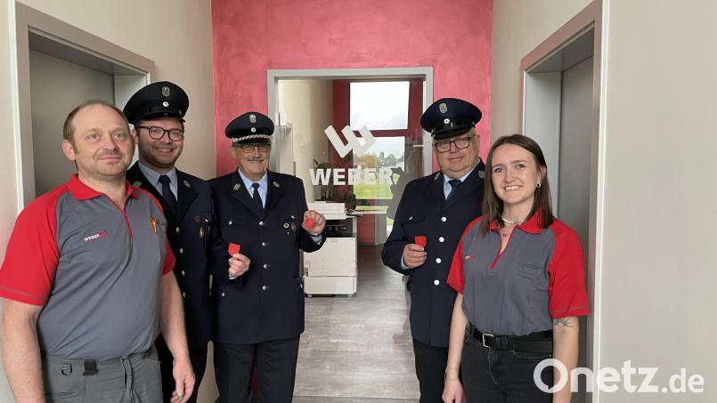 Spendenübergabe der Firma Weber an die Feuerwehr Hagendorf. das Unternehmen fertige die Festabzeichen für die Jubelwehr. Bild: Fa. Weber Kunststofftechnik/exb