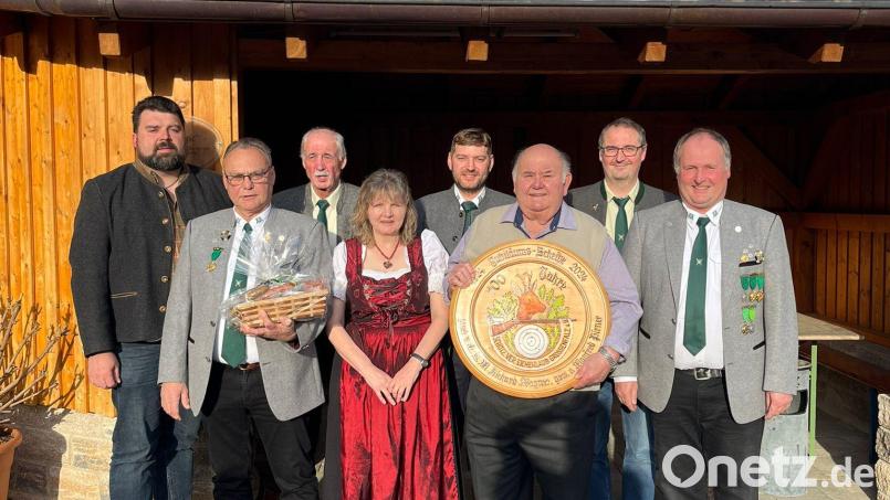 Von links: Erster Bürgermeister Stefan Frank, Manfred Pickel, Richard Wagner, Margit Niebler, Martin Pickel, Manfred Pirner mit der besonders gestalteten Jubiläumsscheibe, Michael Wagner und Alexander Rösch. Bild: Barbara Pickel/exb