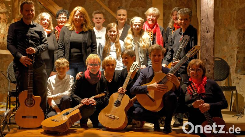 Sowohl das zehnköpfige Frauenensemble als auch die jugendlichen Solisten verzückten beim Gitarrenkonzert der Musikschule die Besucher in der voll besetzten "Vest'n" in Pressath. Bild: dö