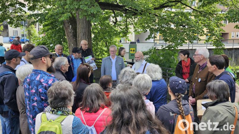 Beim &quot;Tag der Natur&quot; in Schwandorf informierte Oberbürgermeister Andreas Feller (Mitte; mit grauer Jacke) auch über das Gesamtkonzept für den Stadtpark. Bild: Peter Pracht/exb