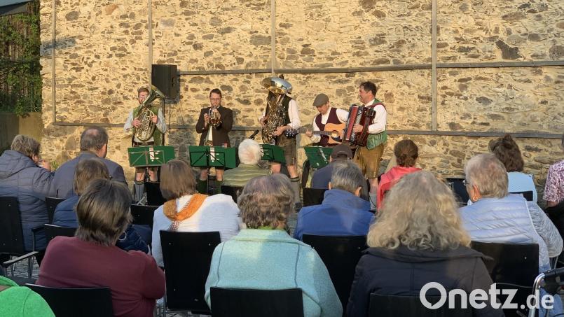 Zum Auftakt der Schönseer Abendklänge sichert sich „Hollastauan Brass“ einen Platz im Herzen der Musikliebhaber. . Bild: Nicole Rochelt/Stadt Schönsee/exb
